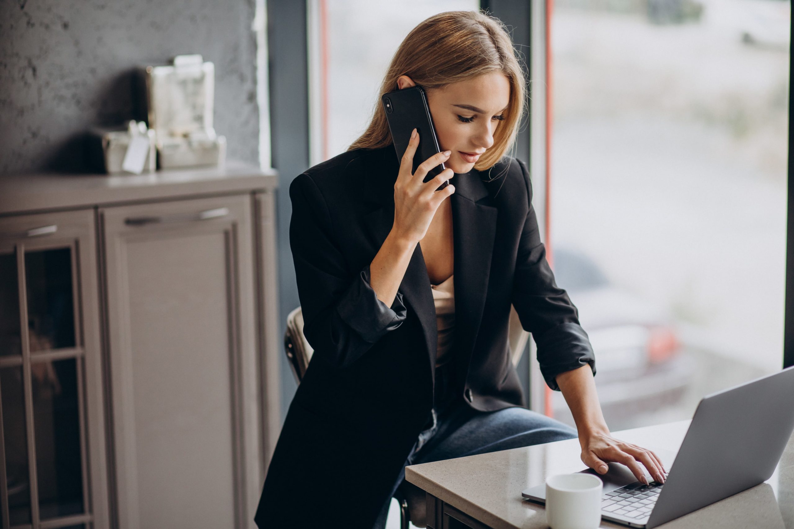 young-business-woman-working-on-laptop-min