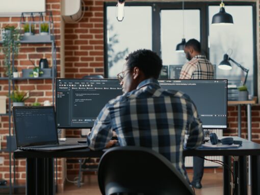 Cómo el software ERP ayuda a tu empresa a cumplir con las regulaciones laborales